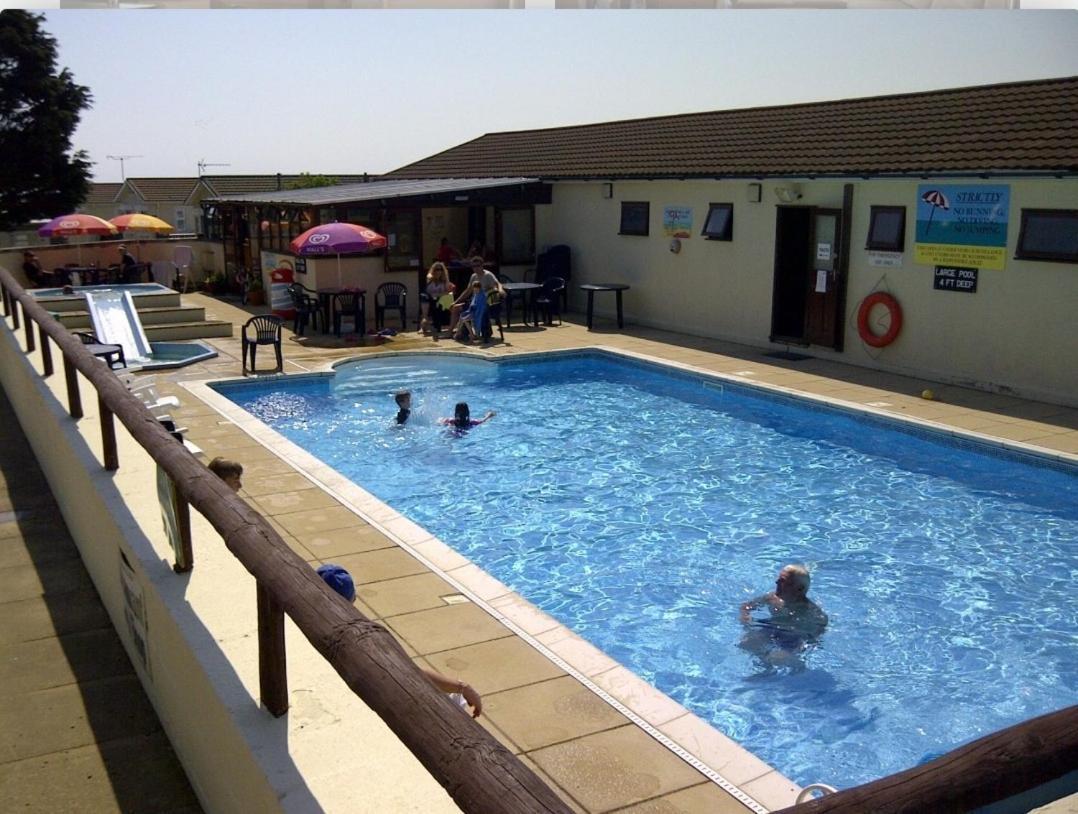 Ocean View 95 Hotel Trimingham Bagian luar foto